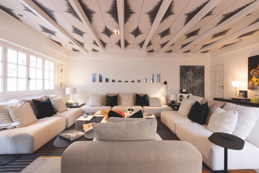 El living y sala de estar de la oficina de la arquitecta Ximena Fontán Balestra.