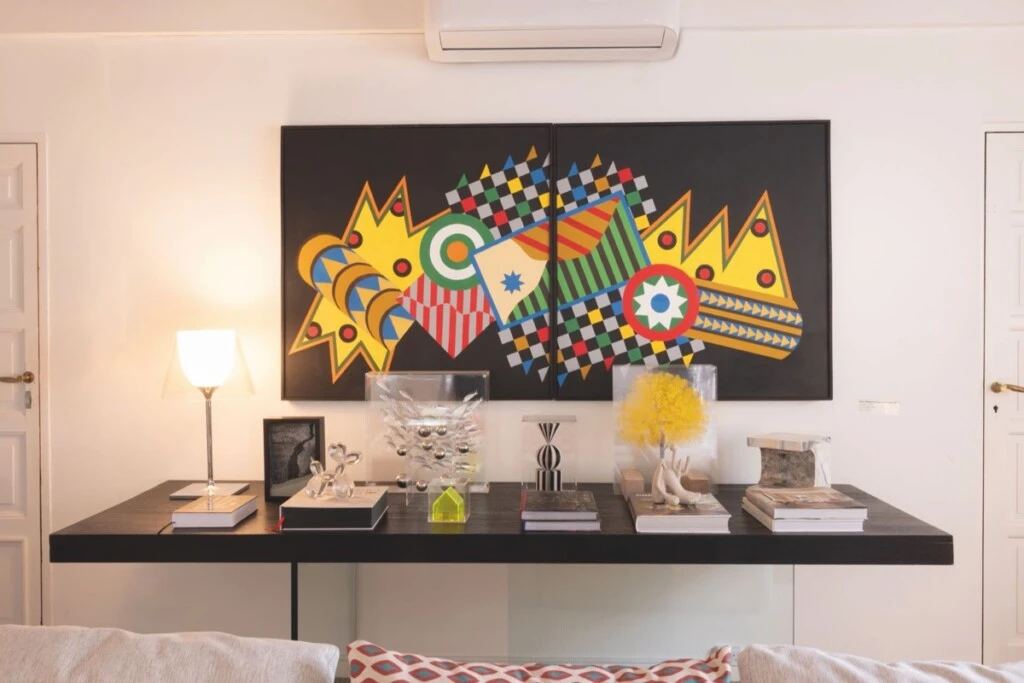Mix de arte, objetos decorativos y luminarias.