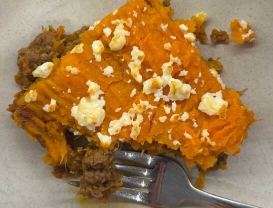 La receta proteica y fácil para la cena: pastel de carne con verduras y boniato