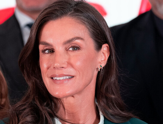 La reina Letizia confirmó cómo transformar un traje neutro con el accesorio más inesperado