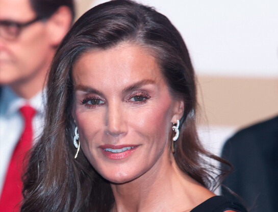 La reina Letizia reinventó el clásico vestido negro de fiesta con un detalle inesperado