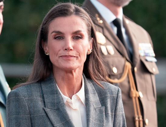 La reina Letizia recuperó su traje favorito y confirmó el look de oficina más chic