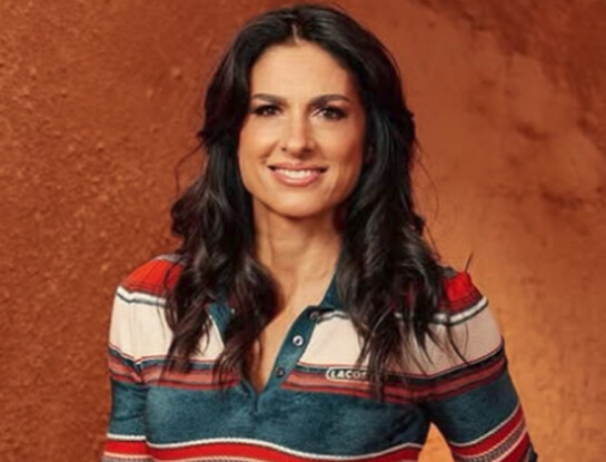 Gabriela Sabatini sorprendió en París con un impecable look preppy que anticipa una de las tendencias del 2027