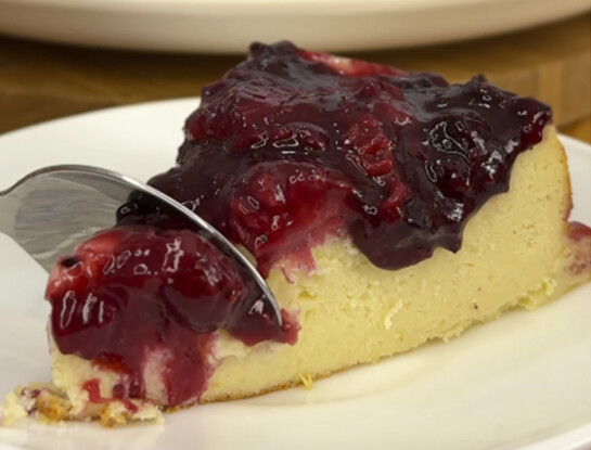 Postre de ricota y frutos rojos sin harinas: la receta dulce, cremosa y fresca ideal para el Día de la Madre