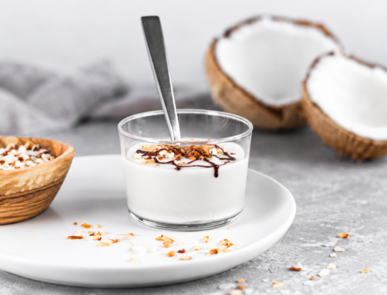 Mini postre proteico de coco y yogur: la receta fácil con solo 4 ingredientes