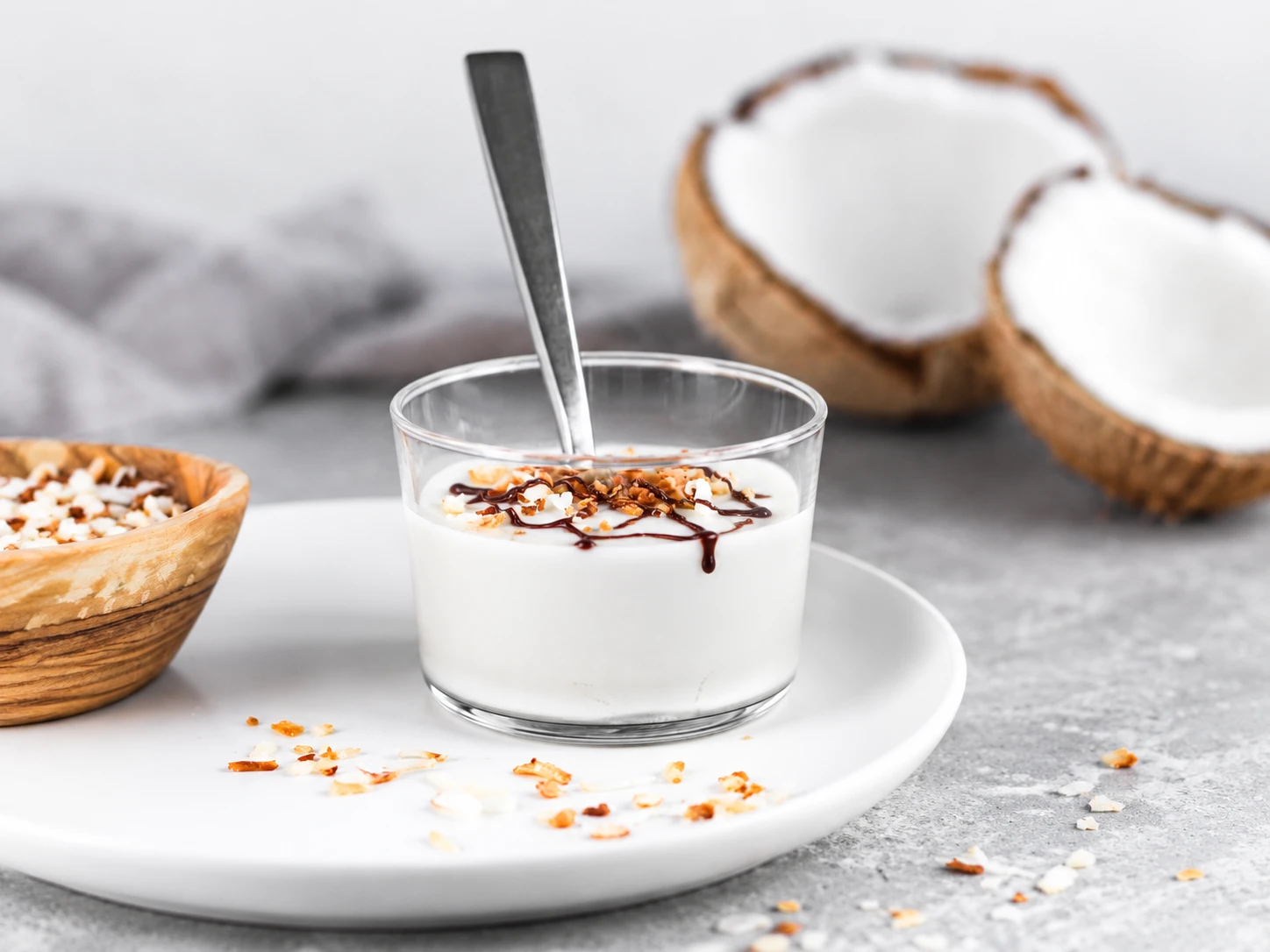 El mini postre de coco y chocolate que se prepara con 4 ingredientes