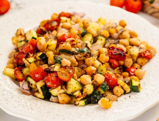 Revuelto mediterráneo de garbanzos y huevo: la receta proteica que se prepara en 15 minutos
