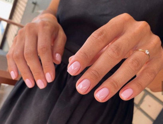 Rose water nails: cómo llevar la manicura rosa y brillante que es tendencia esta primavera