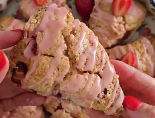 La receta de scones de frutillas que queda suave por dentro y crocante por fuera