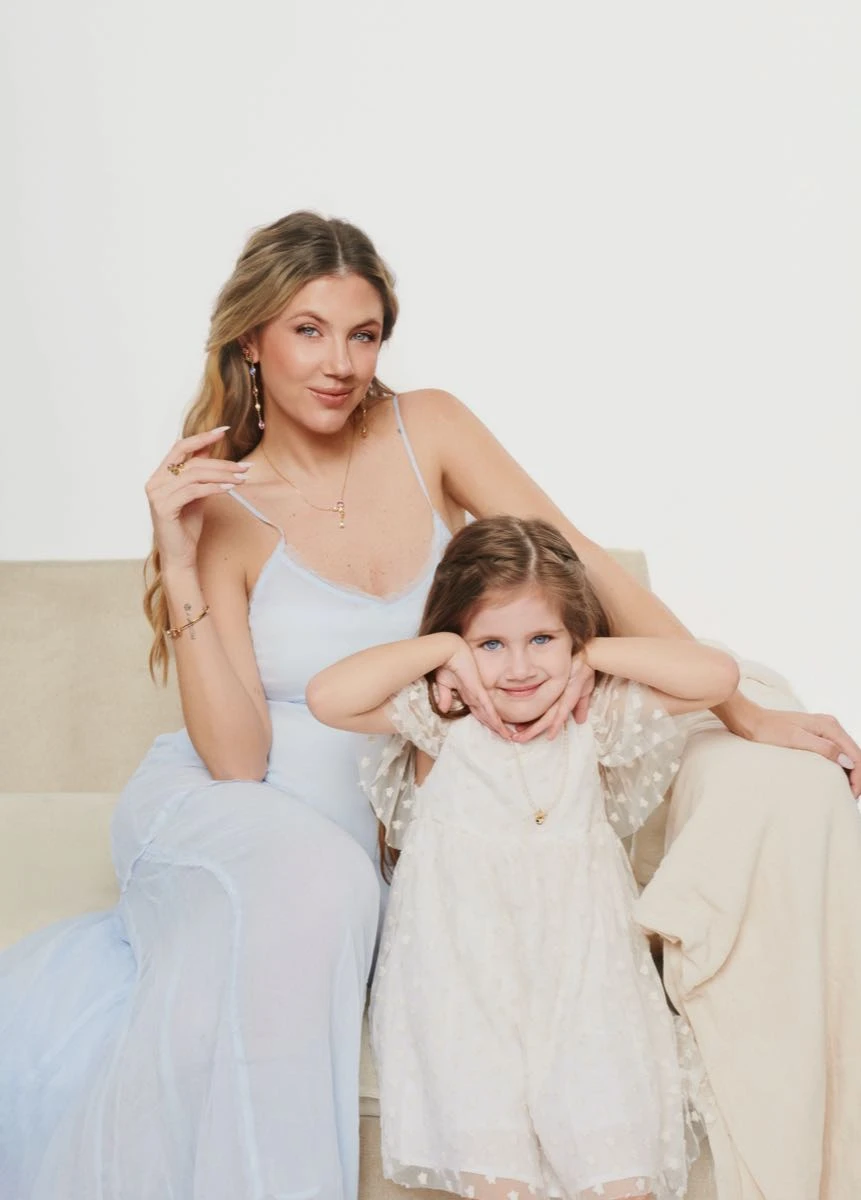 Stephanie Demner y Arianna Pella Demner.