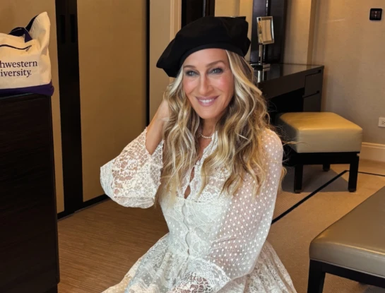 Sarah Jessica Parker elevó las canas a otro nivel con una maxi trenza effortless