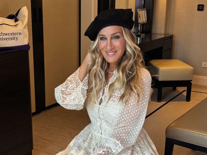 Sarah Jessica Parker elevó las canas a otro nivel con una maxi trenza effortless
