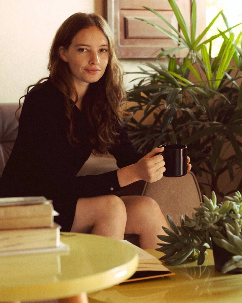 Después de superar las primeras dudas y la incertidumbre, comenzó a participar en audiciones, sesiones fotográficas y castings que marcarían el inicio de su trayectoria profesional.
