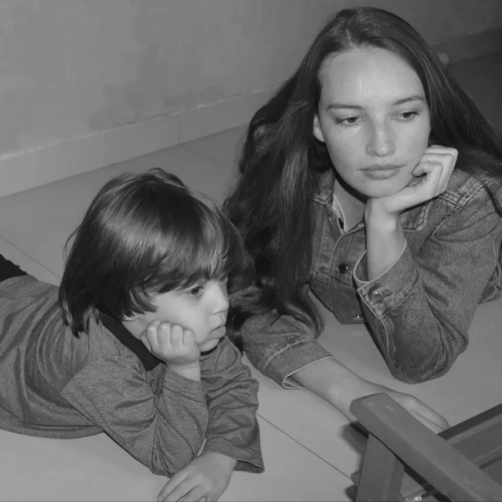 La modelo con su hijo mayor.