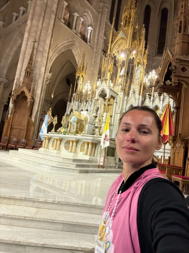 Allí, Pampita se mostró profundamente conmovida, de rodillas frente al altar, rezando y con lágrimas en los ojos.