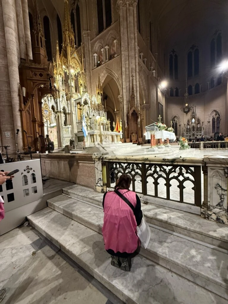 La escena contrastó con la sonrisa que había mostrado en buena parte de las imágenes anteriores y reflejó la emoción que sintió después de completar la extensa caminata.