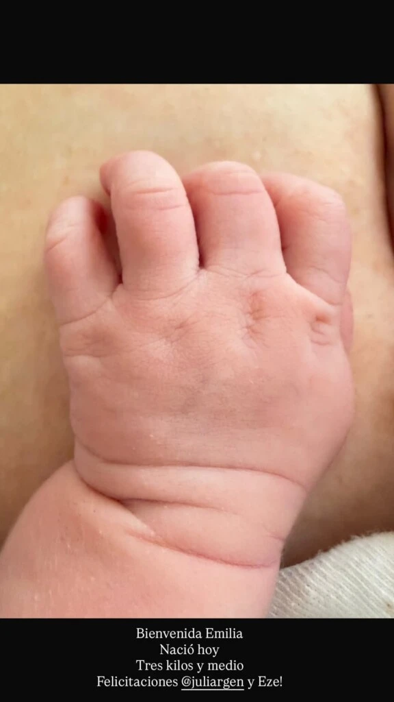 En la fotografía se podía ver apenas un fragmento de su cuerpo, con una pequeña manito asomándose, una imagen que despertó ternura y emoción.