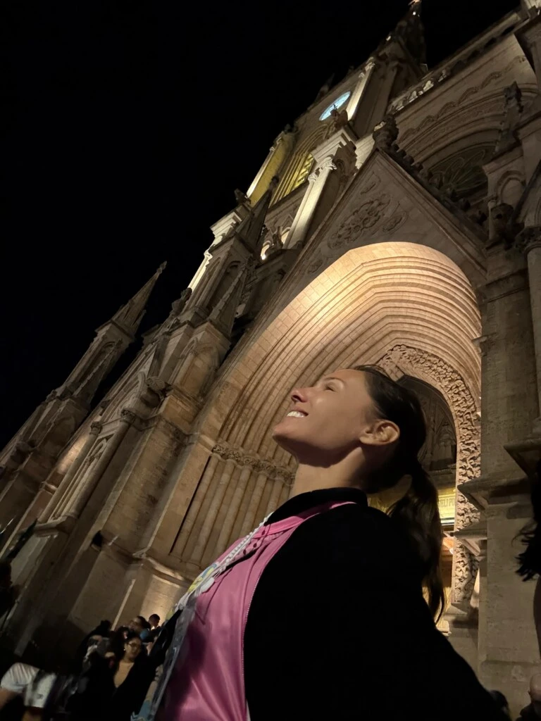 La peregrinación a Luján forma parte de una tradición que Pampita sostiene desde hace varios años. 
