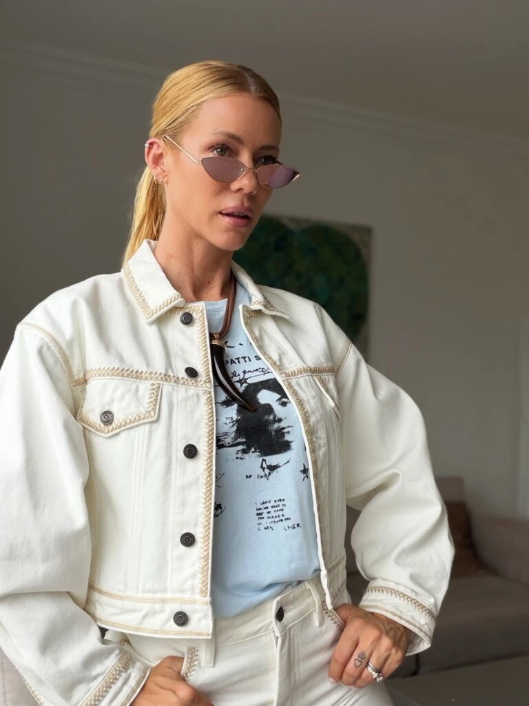 Nicole eligió una remera celeste claro con una fotografía de Patti Smith y tipografía de inspiración vintage.