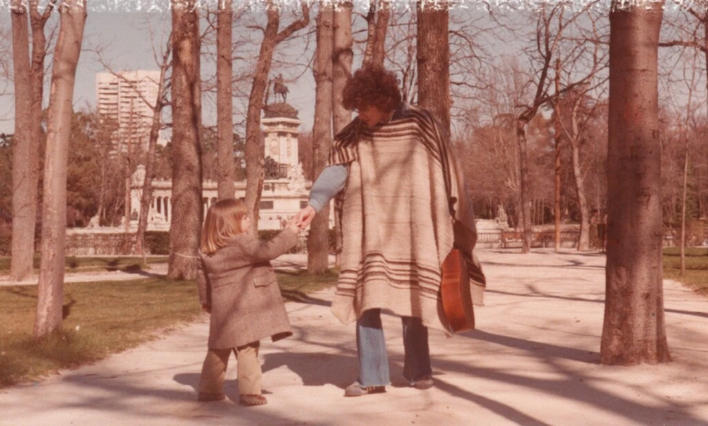 A ese recuerdo se sumaron otras postales de padre e hijo durante caminatas y momentos compartidos fuera del ámbito artístico.
