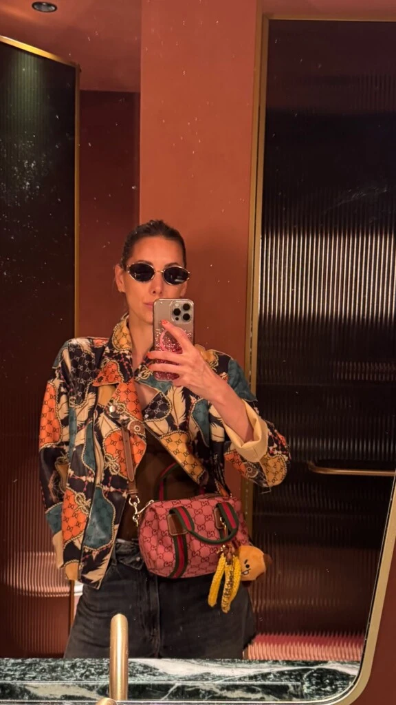 Anita la combinó con un top marrón y un pantalón de denim oscuro, dos piezas versátiles que equilibraron el protagonismo de la chaqueta y permitieron que sus colores se destacaran.