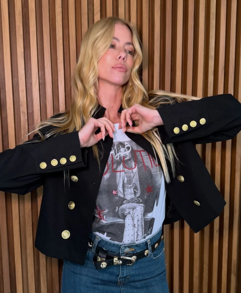El resultado fue un estilismo que mezcló referencias clásicas del rock con elementos urbanos, sin perder el carácter sofisticado que aportó la chaqueta.