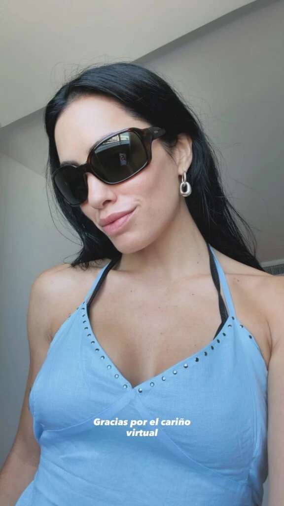 “Gracias por el cariño virtual”, expresó sobre una selfie en la que dejó ver su look para la jornada.