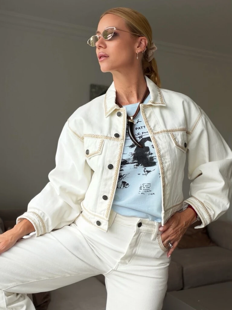 La pieza central del look fue un conjunto de chaqueta corta de silueta holgada y pantalón confeccionados en denim blanco.