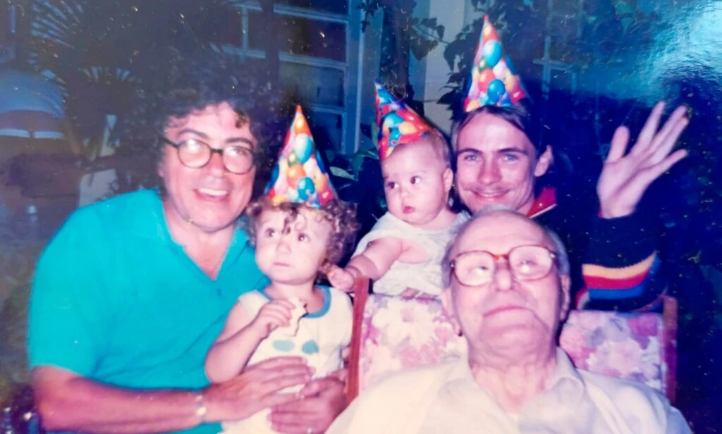 A través de una publicación en redes sociales, los familiares del artista reunieron recuerdos que muestran una faceta más íntima y sensible, más allá de los escenarios.