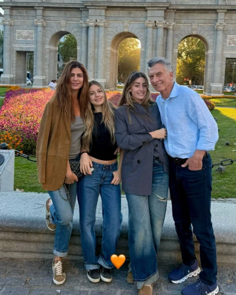 Juliana Awada muestra cómo combinar zapatillas con estilo