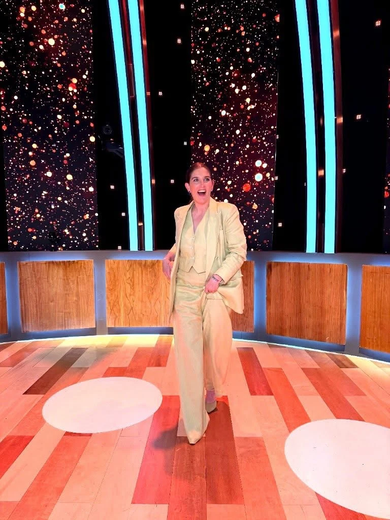El centro del estilismo fue un traje monocromático en tono manteca, también conocido como butter yellow, una tonalidad suave que se mantiene entre las favoritas de la moda.