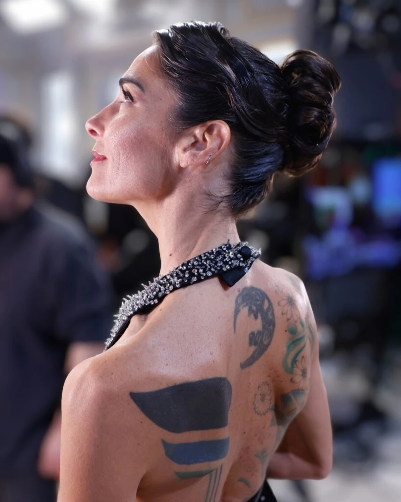 Juana llevó el cabello recogido en un peinado elaborado, con un rodete bajo de acabado pulido.