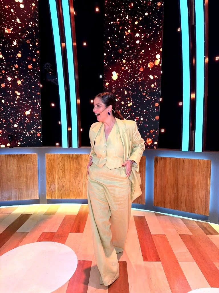 En la parte inferior, Juana eligió un pantalón de vestir de silueta amplia y tiro alto.