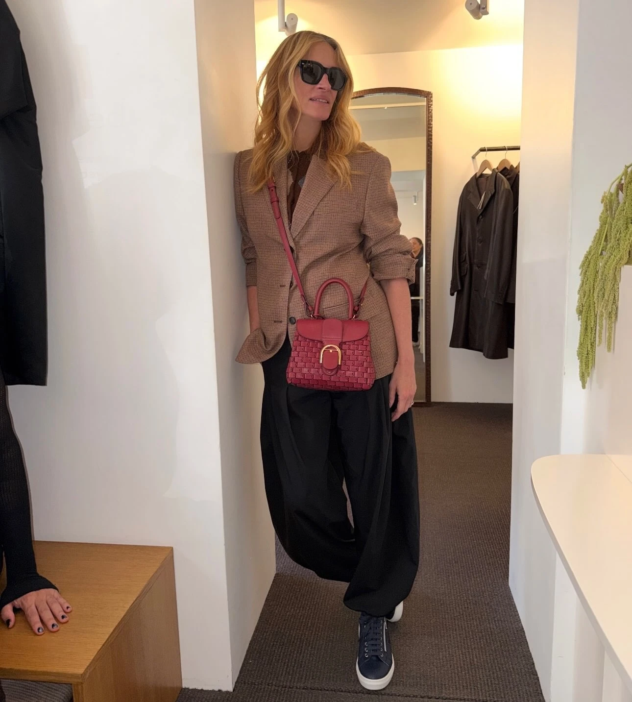 Julia Roberts y dos looks de entretiempo que elevan las prendas básicas
