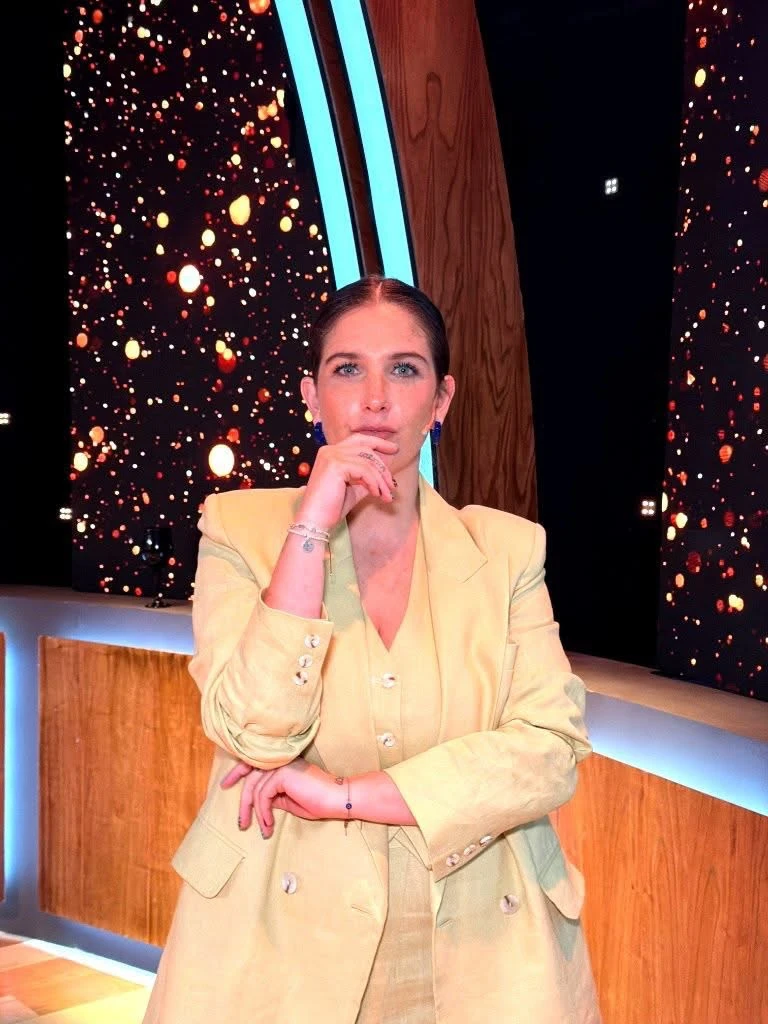 Para sumar contraste y evitar que el conjunto monocromático resultara demasiado uniforme, Juana incorporó accesorios en tonos oscuros.