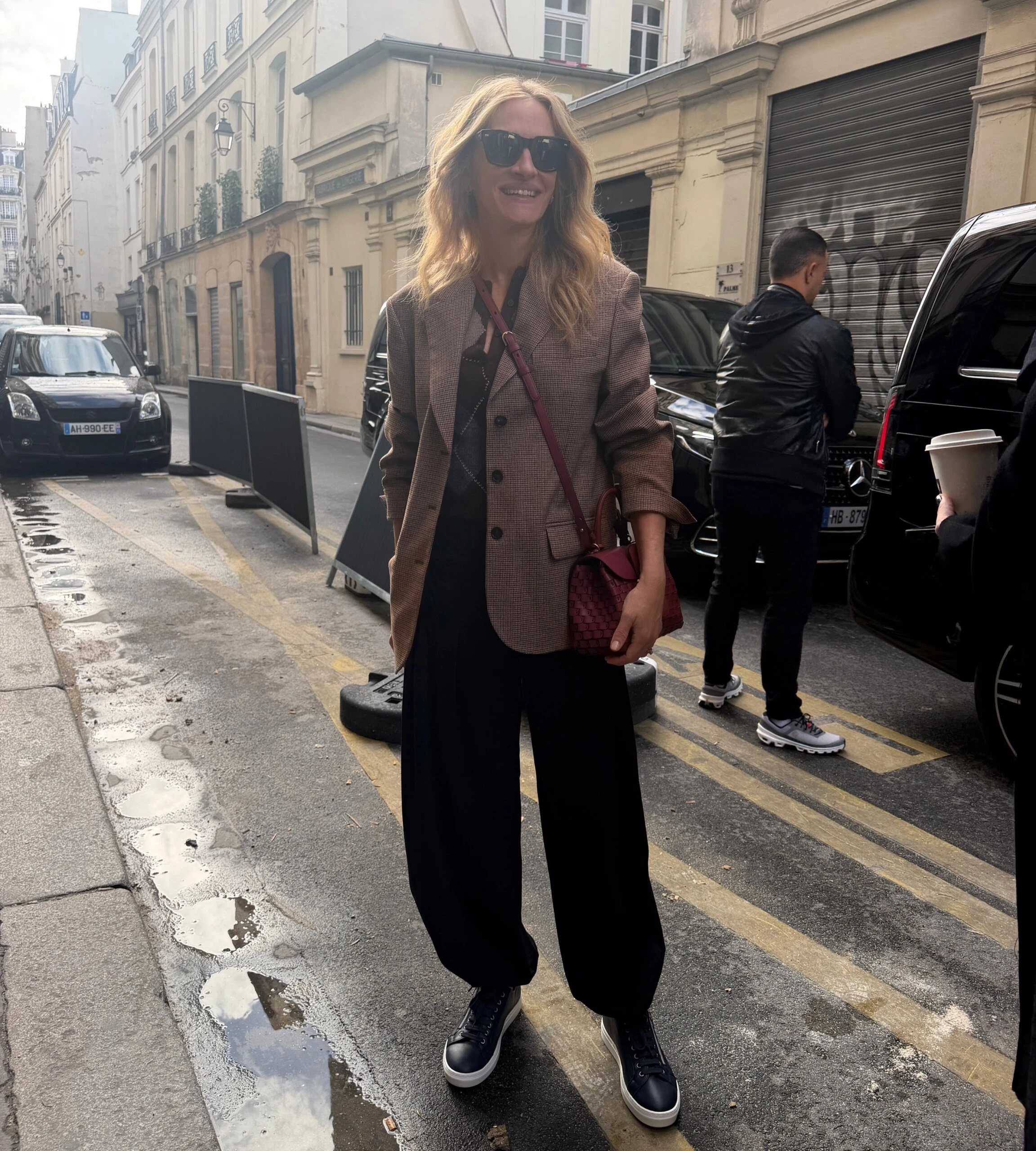 Julia Roberts y dos looks de entretiempo que elevan las prendas básicas