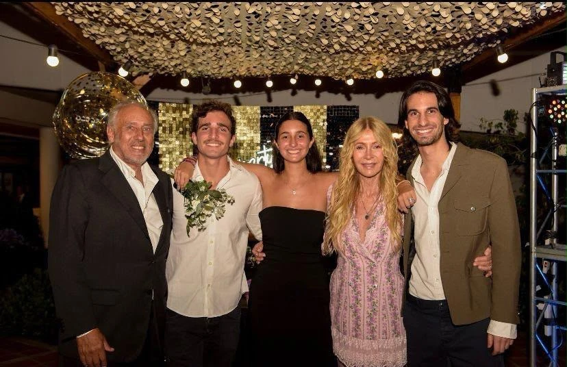 La primera imagen muestra a los tres hermanos sonrientes junto a sus dos abuelos, Gustavo y Cris, en un contexto de festejo donde todos lucen vestidos de gala.