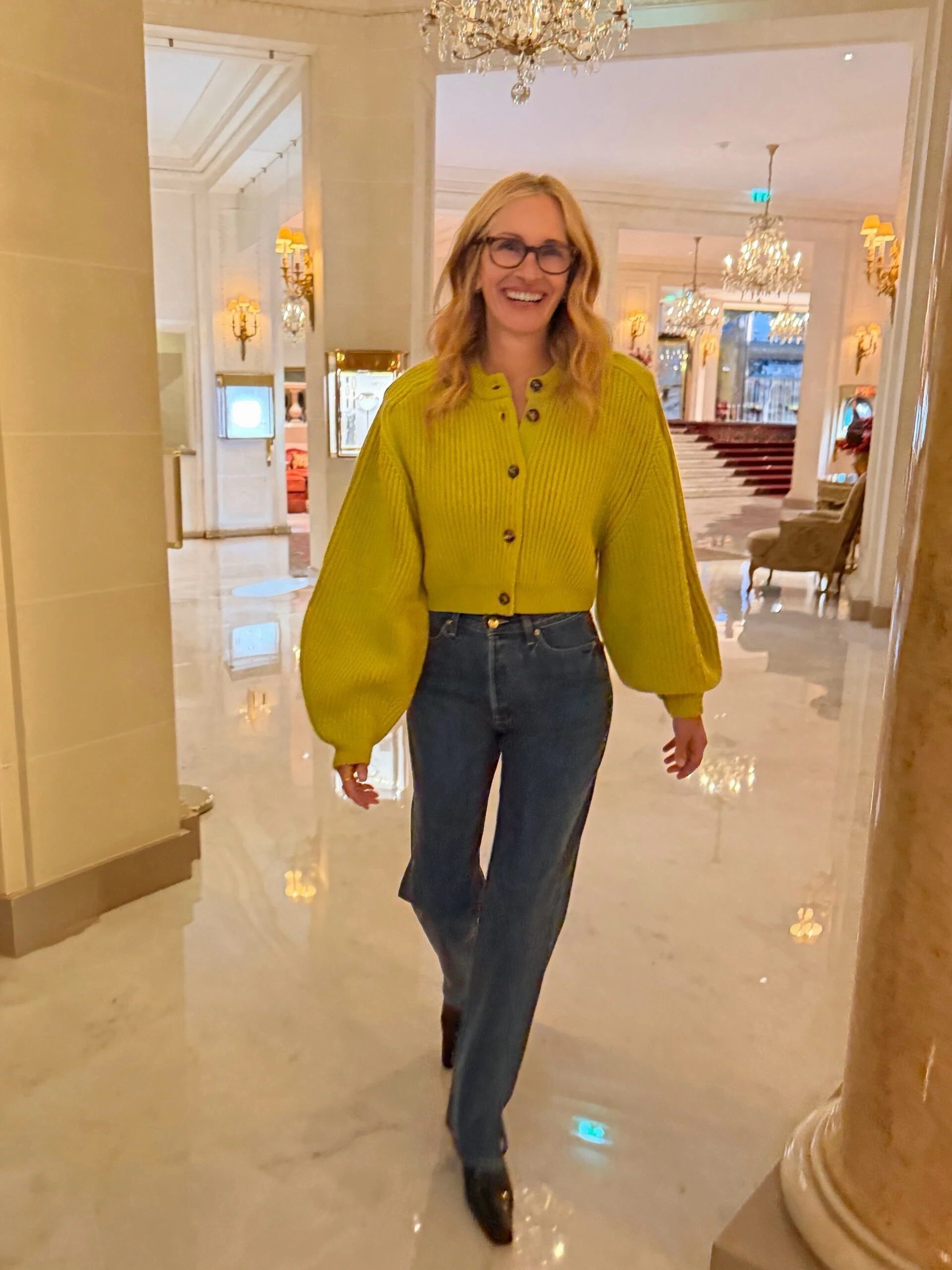 Julia Roberts y dos looks de entretiempo que elevan las prendas básicas