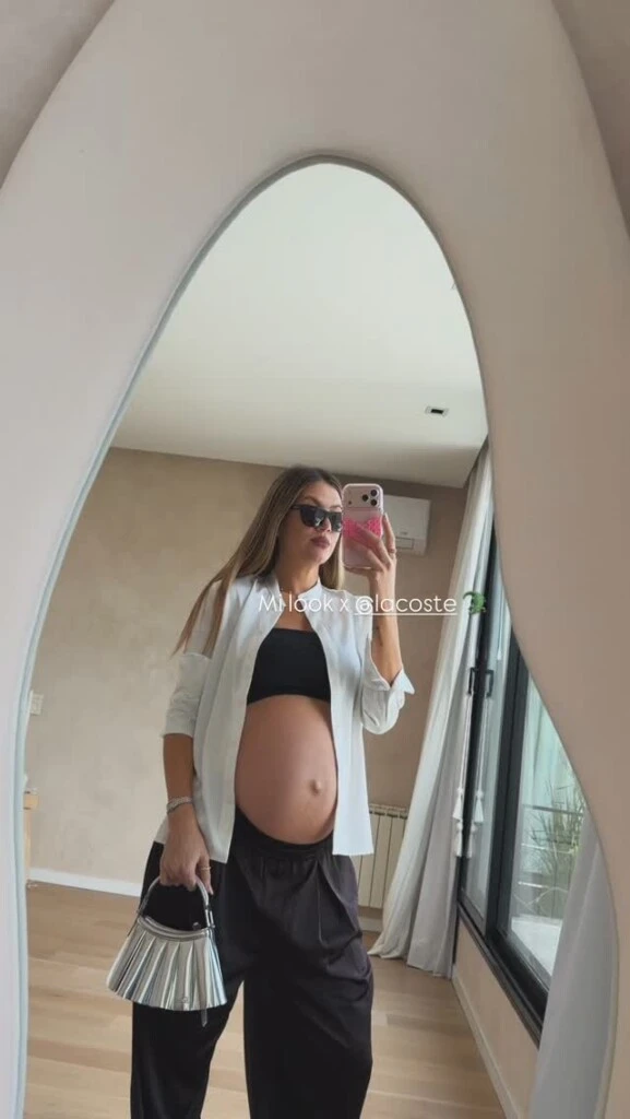 La influencer llevó su pelo rubio con raya al medio y un lacio suave, una elección sencilla que dejó el protagonismo en las prendas y los complementos.