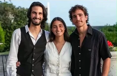 Mientras que la segunda fotografía se enfoca únicamente en los tres jóvenes, posando abrazados y felices, reafirmando el apoyo y la contención emocional que los rodea.