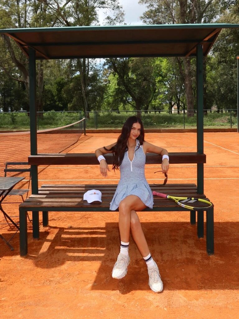La modelo llevó su larga cabellera castaña oscura suelta, con raya al medio y ondas suaves que aportaron movimiento sin restarle frescura al conjunto.