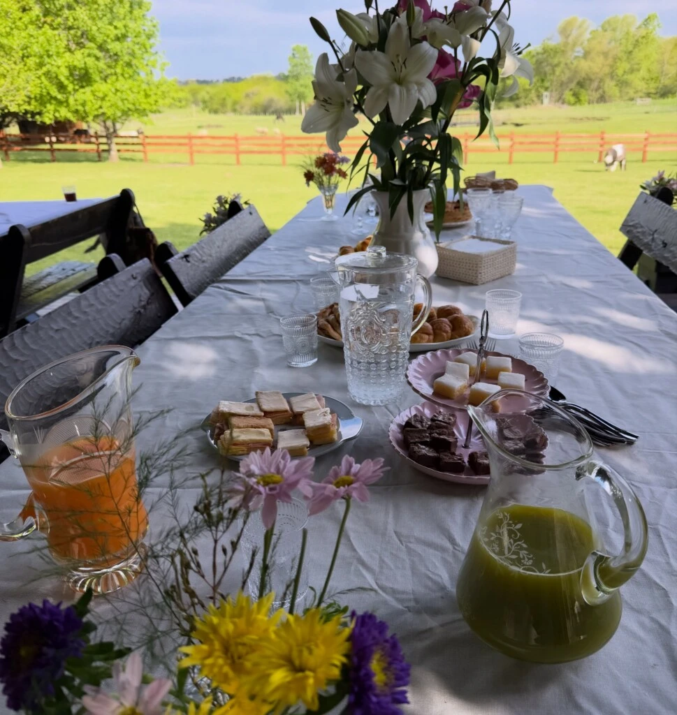 Entre las postales se destacaron la decoración floral, una mesa dulce con distintas opciones para compartir y una torta decorada con crema y toppings brillantes.