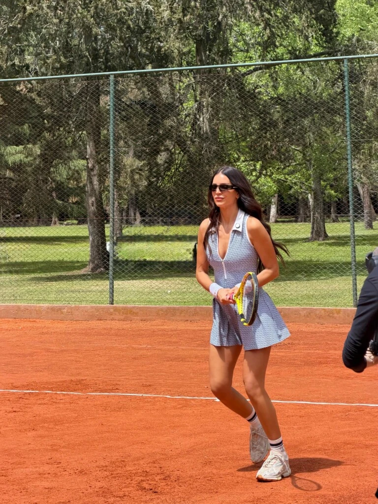 En la parte inferior, el vestido incorporó una falda corta con finos pliegues tableados.
