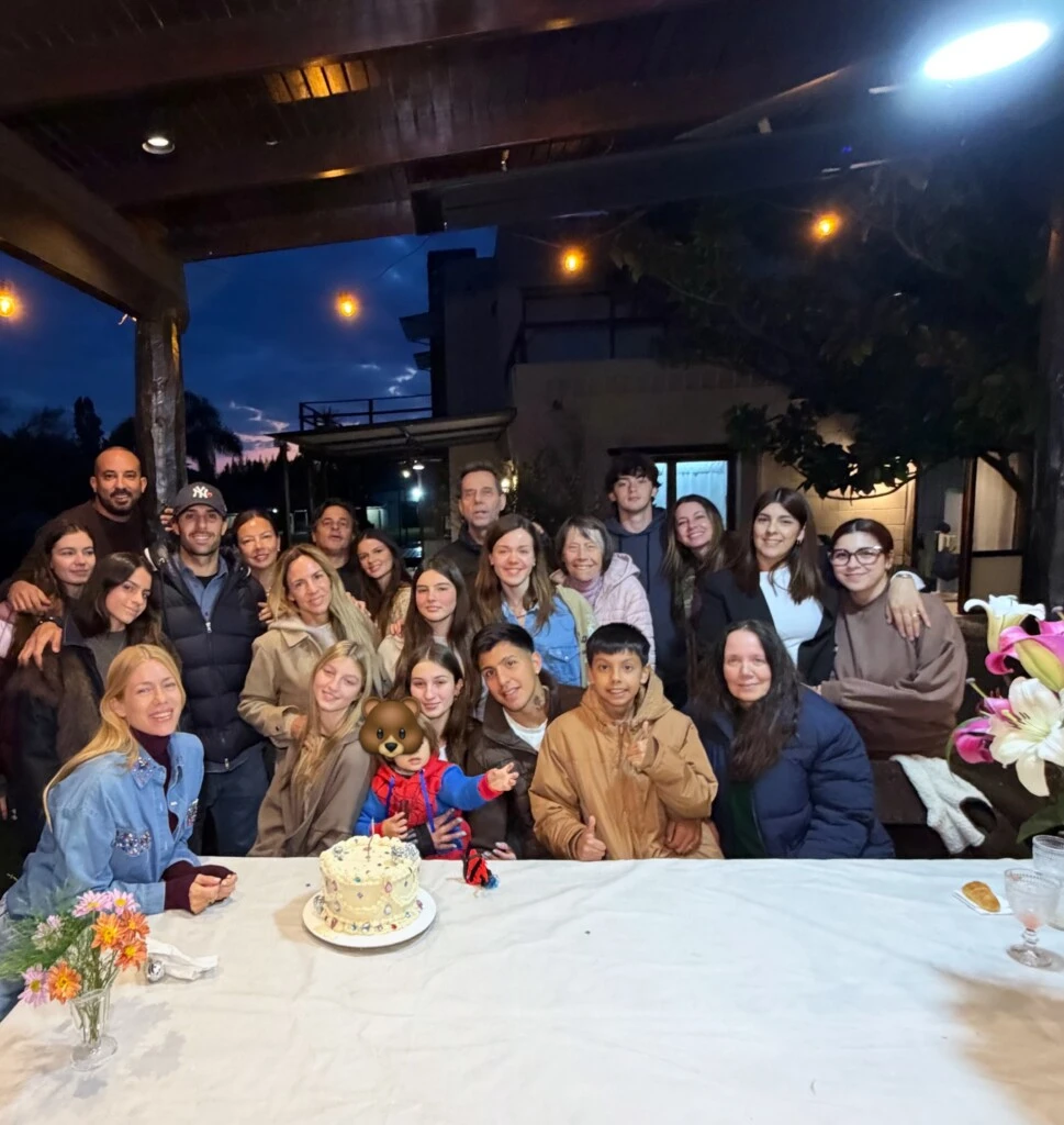Entre las imágenes que compartió, Nicole mostró distintos momentos de la jornada, desde la reunión alrededor de la mesa hasta la entrega de los regalos. 