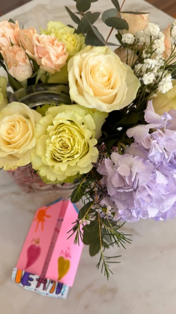 La mañana empezó con un ramo de flores y una tierna carta preparada por Francesca y Bautista, sus dos hijos mayores, fruto de su relación con Rodrigo De Paul. 