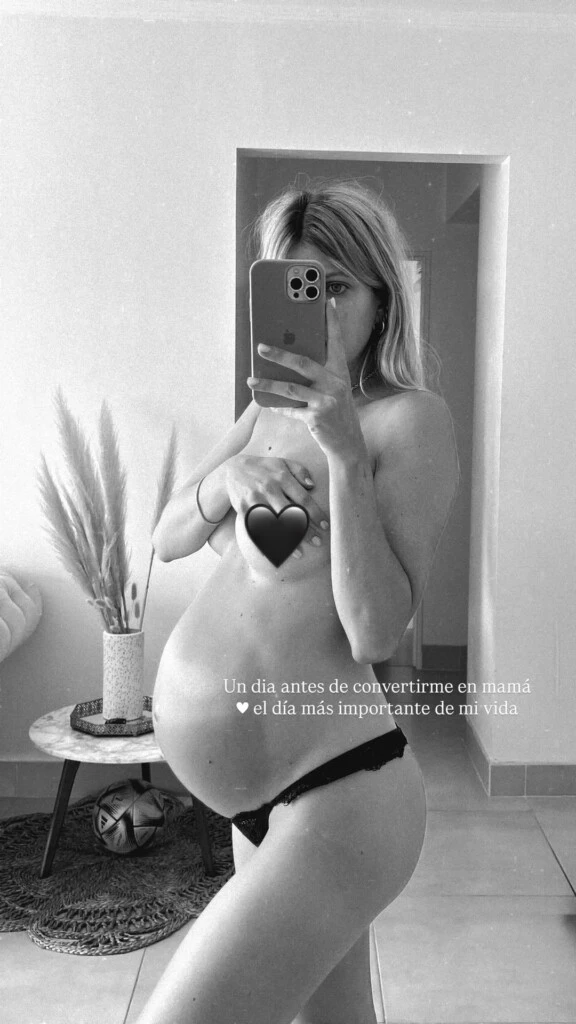 Cande compartió una imagen de la última etapa de su embarazo, en la que posaba sin prendas superiores y mostraba su panza. 