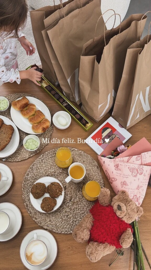 Junto a la comida, también se veían bolsas con regalos y pequeñas cartas que su hija había pegado en el vidrio de una ventana.