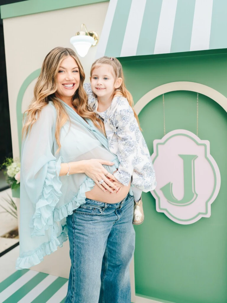El estilismo elegido por la influencer combinó a la perfección la delicadeza maternal con una marcada impronta urbana.