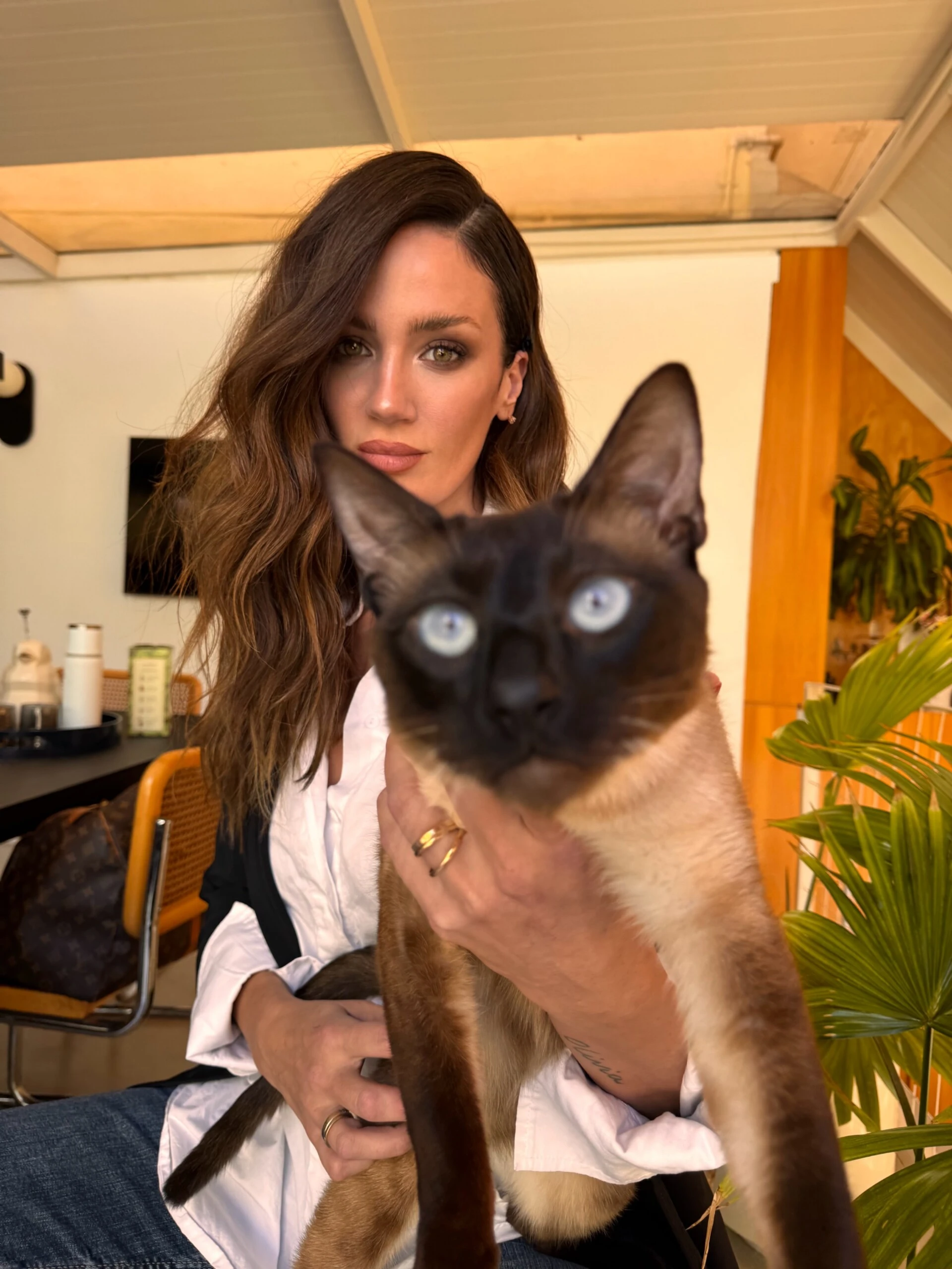 Paula Chaves mostró el look smart casual que resuelve cualquier día de trabajo