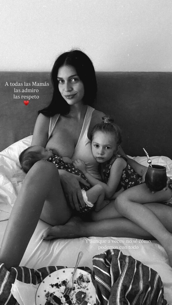 Finalmente, completó su publicación con más fotografías de sus embarazos y de los primeros años de vida de sus hijos. 
